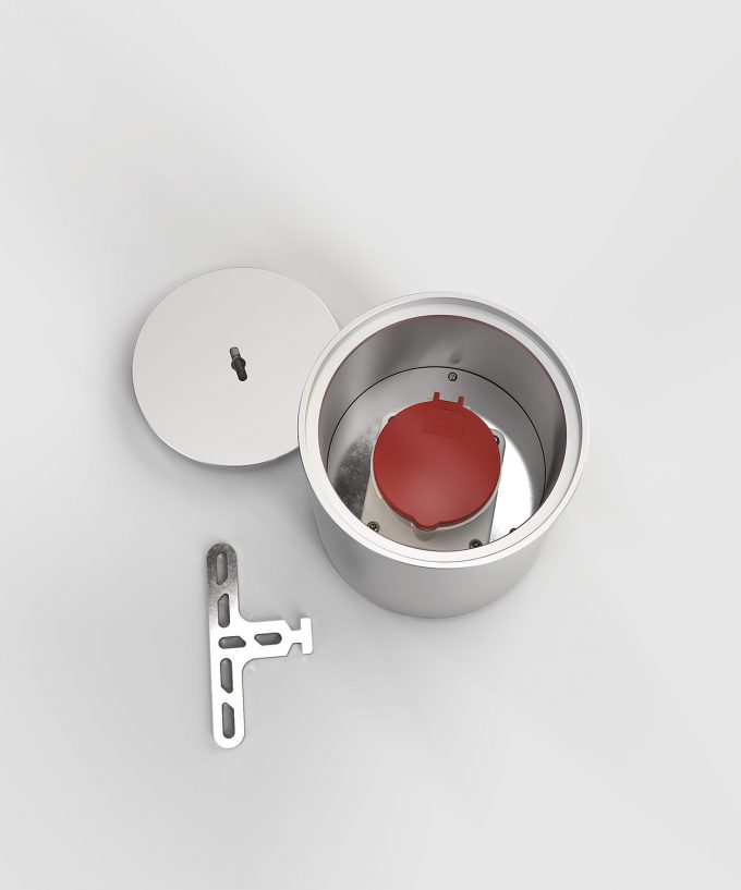 CEE-floor socket 7012A63 lid and special key placed on the side