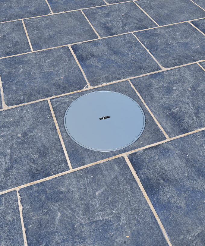 CEE-floor-tank 7022A round outdoor use built in stone floor lid closed